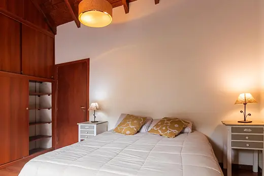 Dormitorio con placard
