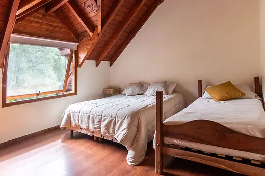 Dormitorio con cama doble y cama individual