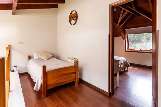 Dormitorio con cama individual