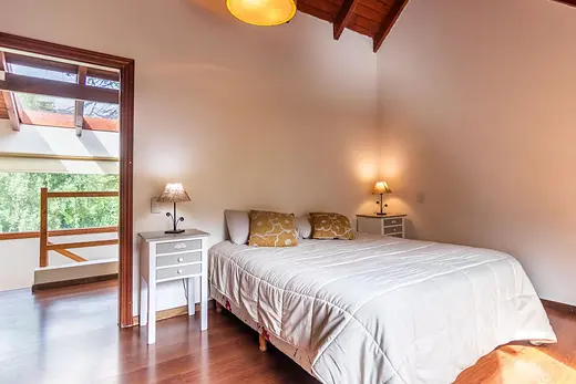 Dormitorio con cama matrimonial