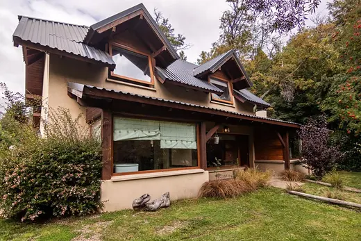 La casa con sus buhardillas entre el verde
