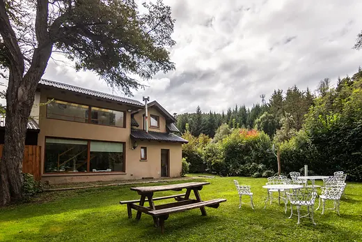 Jardín con mesa de picnic y sillas