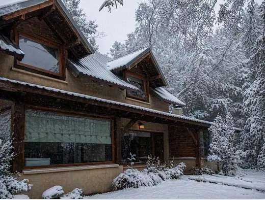 La casa con nieve en invierno