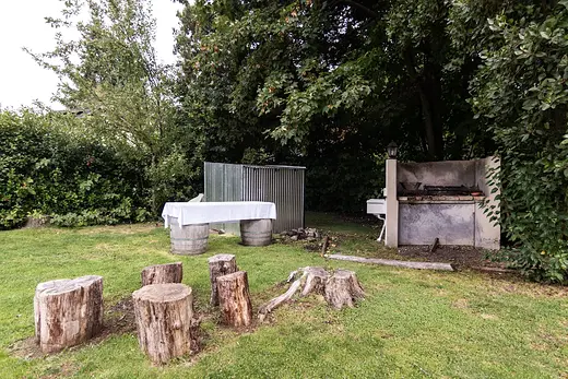 Parrilla y quincho en el fondo del jardín