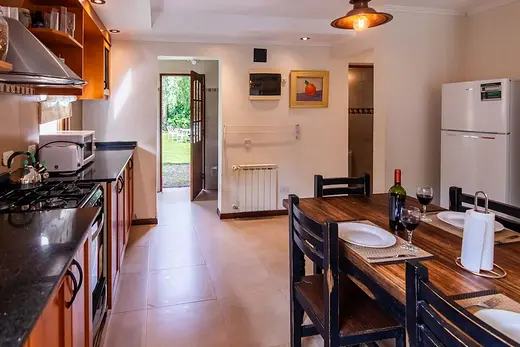 Cocina con heladera, horno y microondas