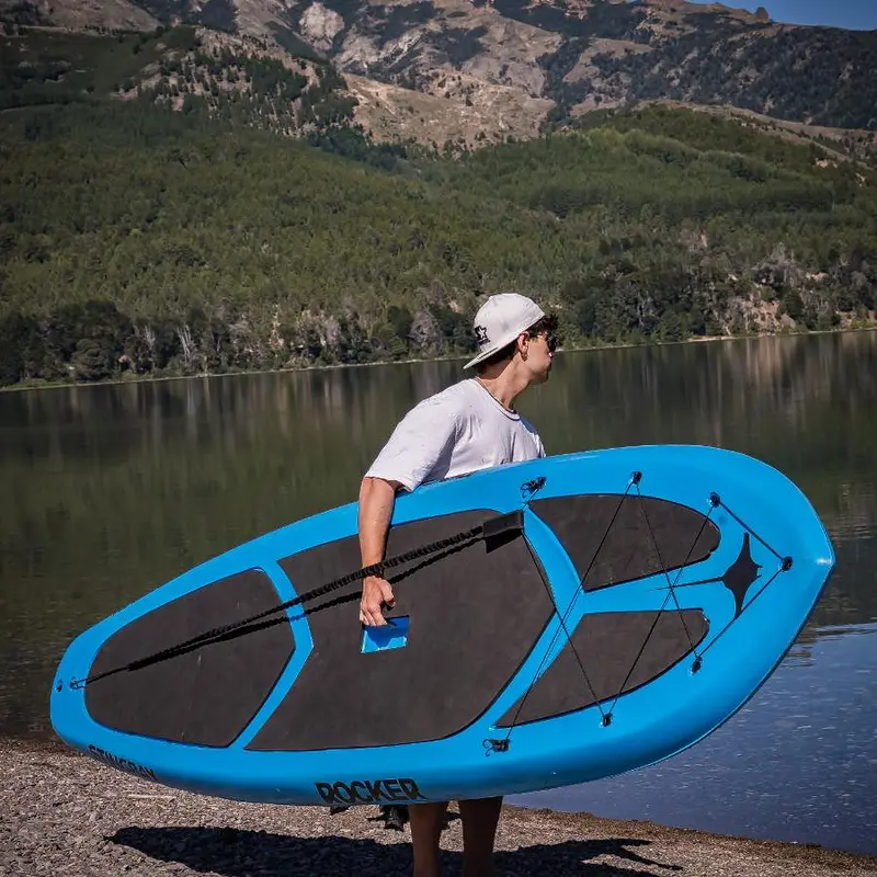 Tabla de paddle en la orilla