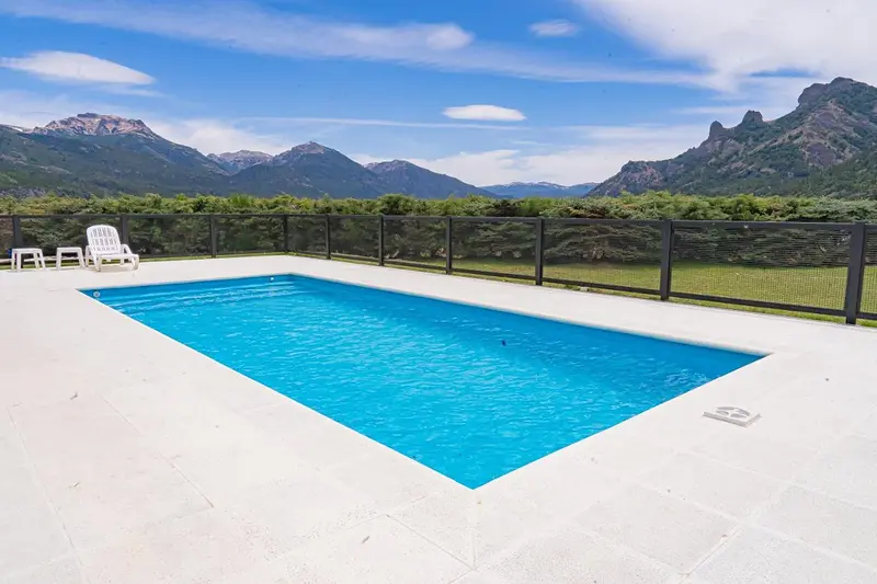 Pileta exterior con vista a las montañas