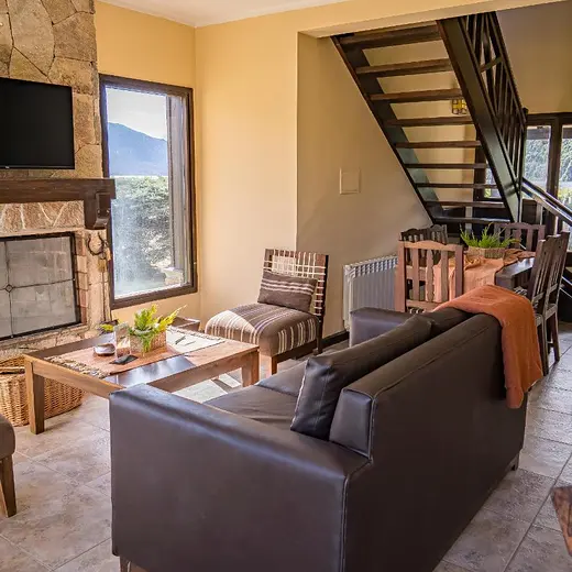 Living con escalera al dormitorio