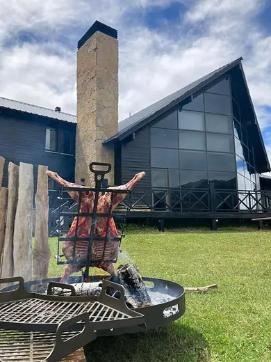 Fogón y parrilla junto a las cabañas