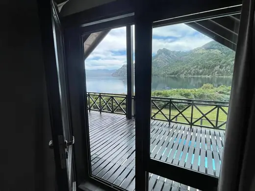 Balcón con vista al lago