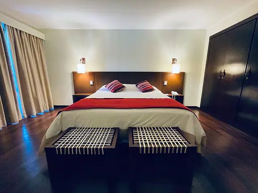 Habitación con cama matrimonial