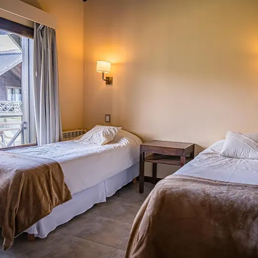Habitación con cama doble y ventana al lago