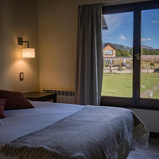 Habitación con cama doble y luz natural