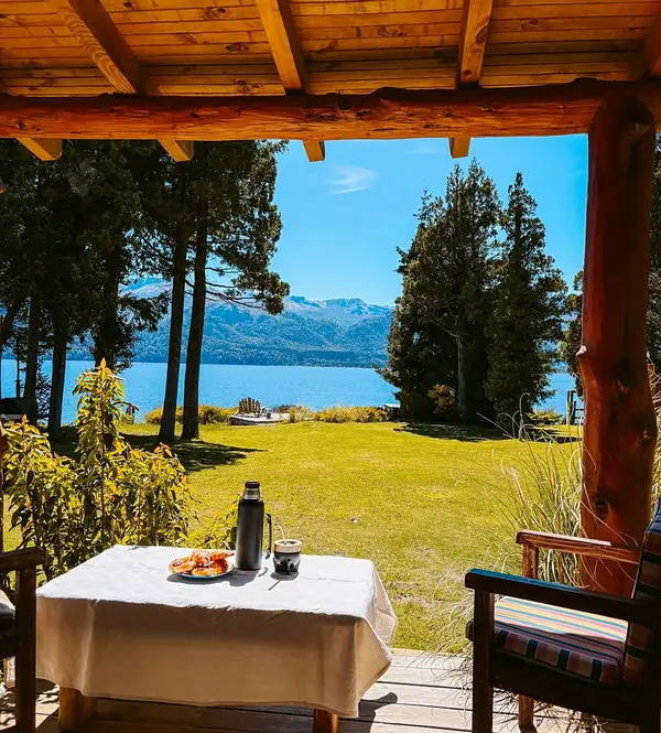 Deck con mesa y vista a la montaña