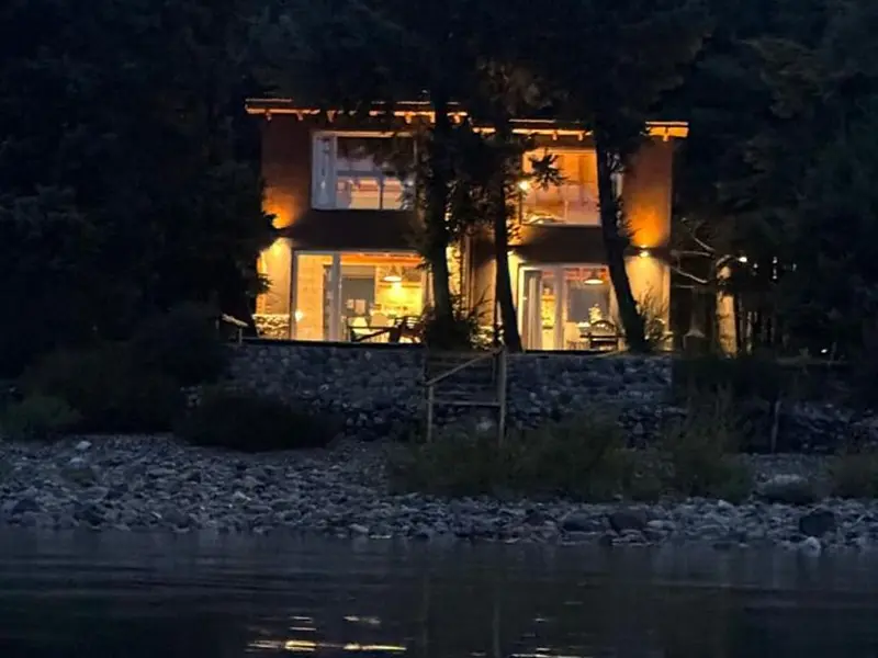 La cabaña de noche, junto al lago