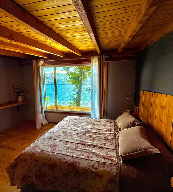 Dormitorio con ventana al lago