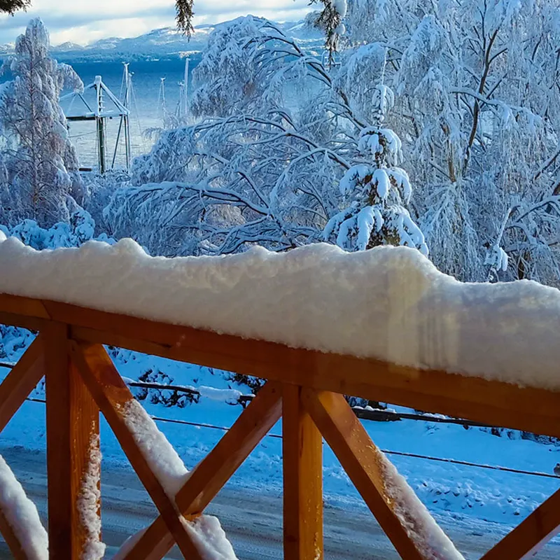 Balcón nevado con vista al lago