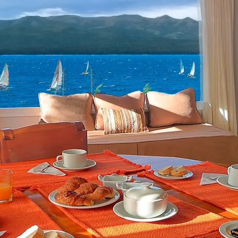 Desayuno con vista al lago en un bungalow