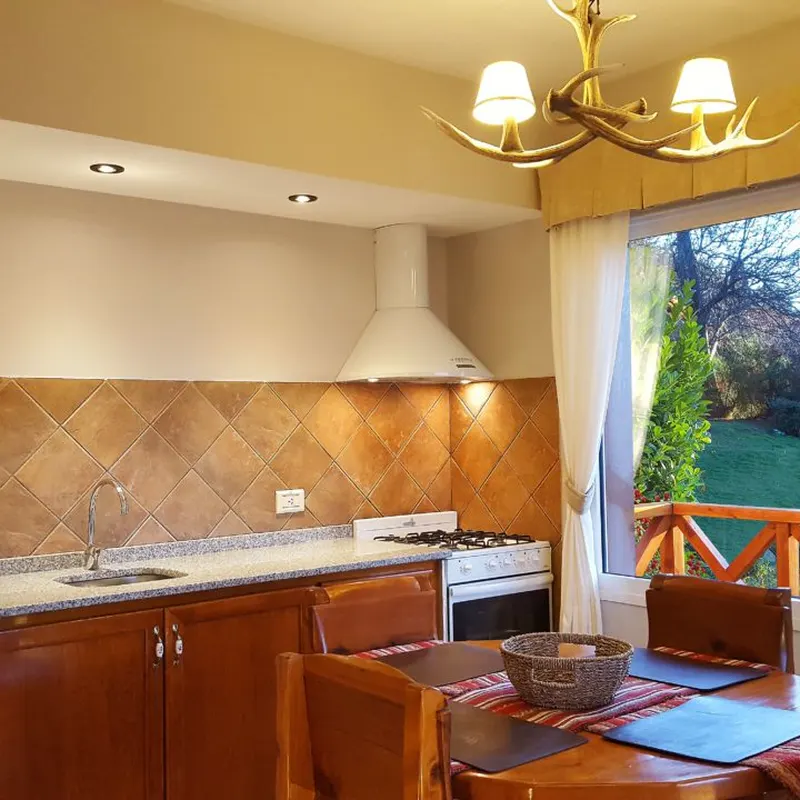 Living de un bungalow con vista al lago