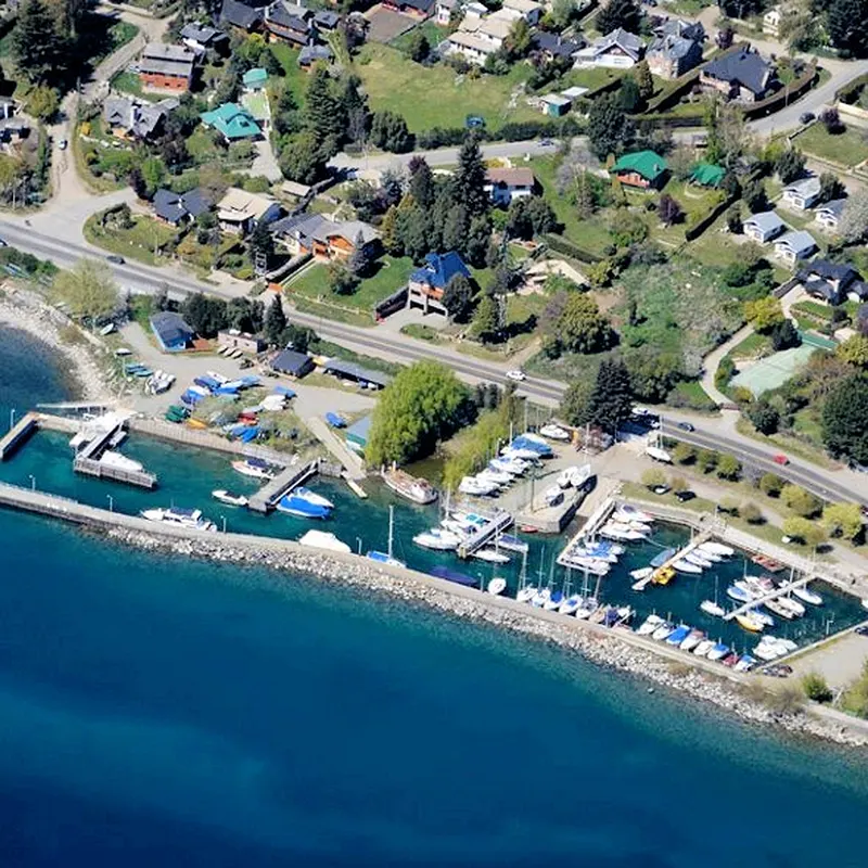 Vista aérea del puerto de Bariloche frente al puerto