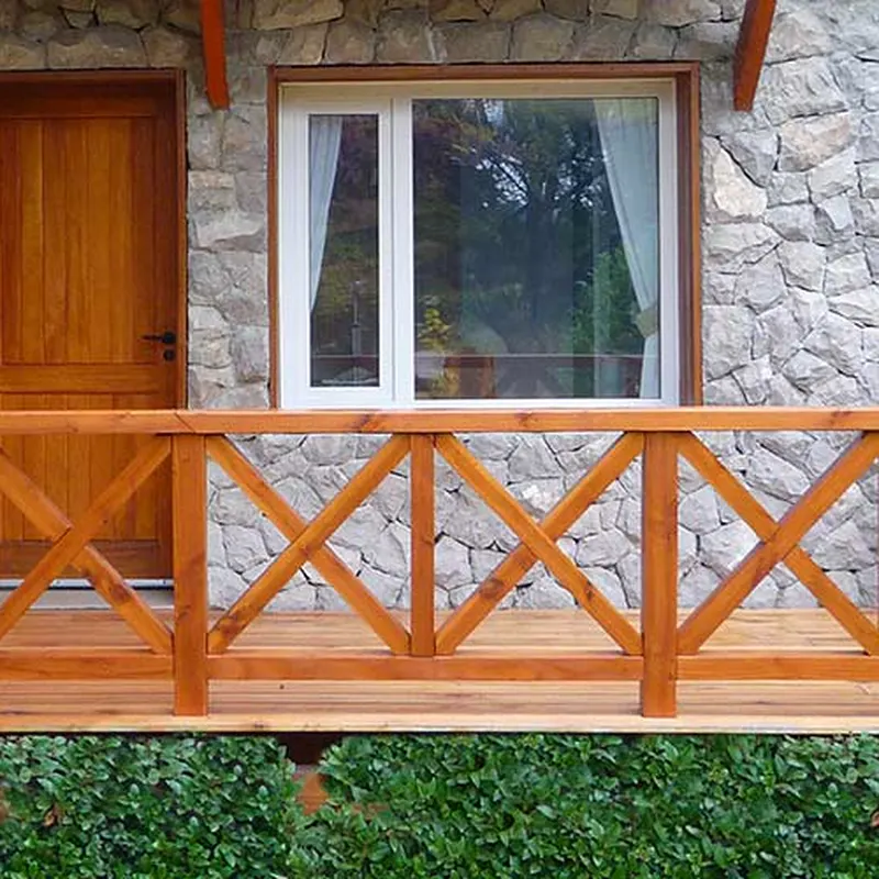 Exterior de piedra y madera de El Náutico