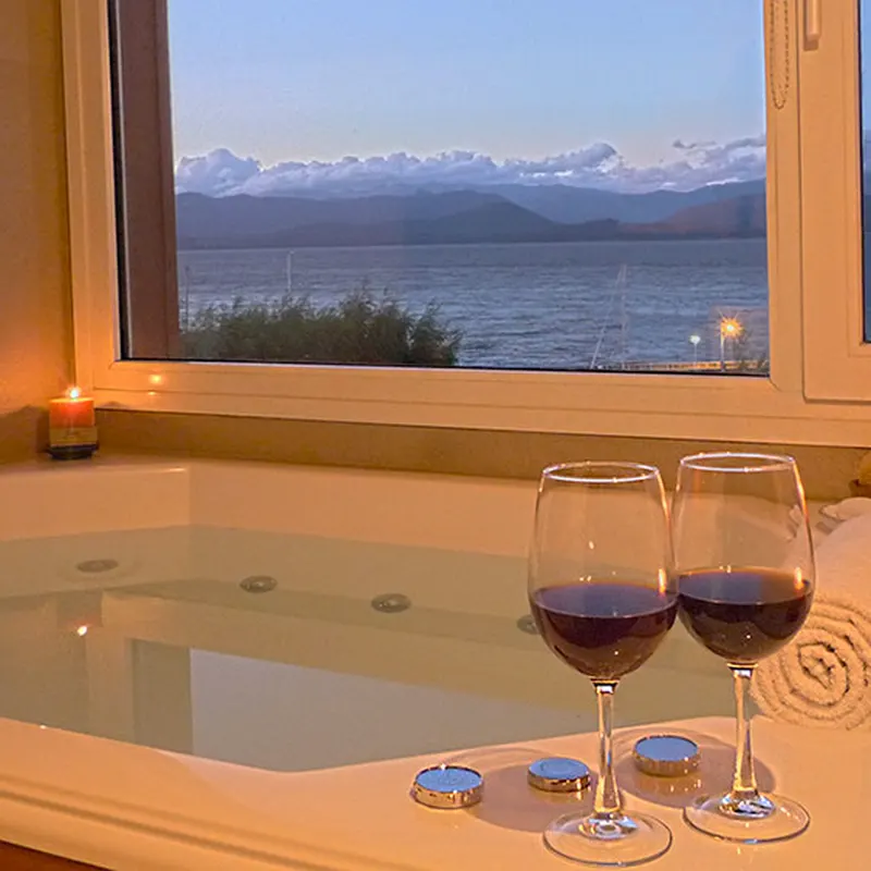 Hidromasaje de la suite con vista al lago