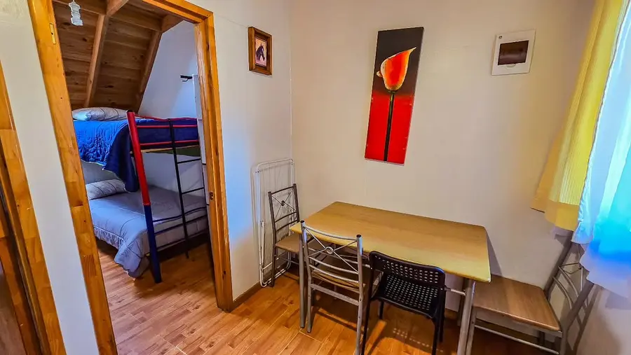 Comedor y dormitorio con camarote