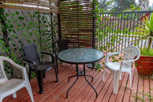 Deck con mesa y reposeras