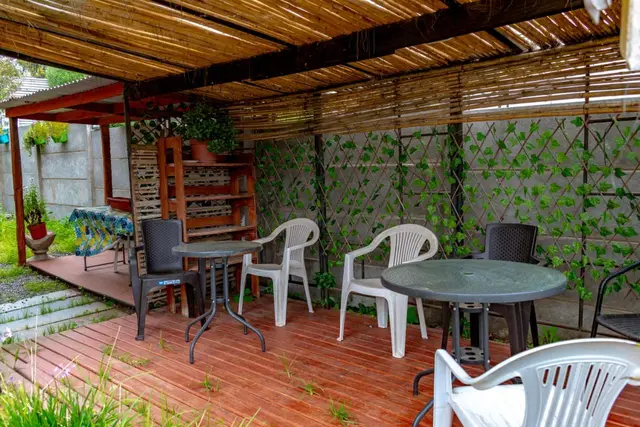 Terraza bajo la pérgola