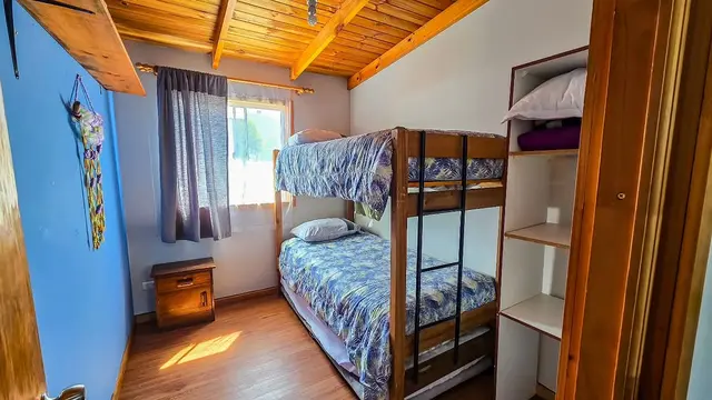 Dormitorio con camarote y cama nido