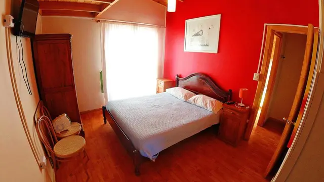 Dormitorio con ventanal