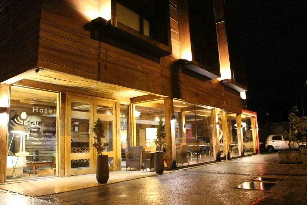 La entrada del hotel iluminada de noche