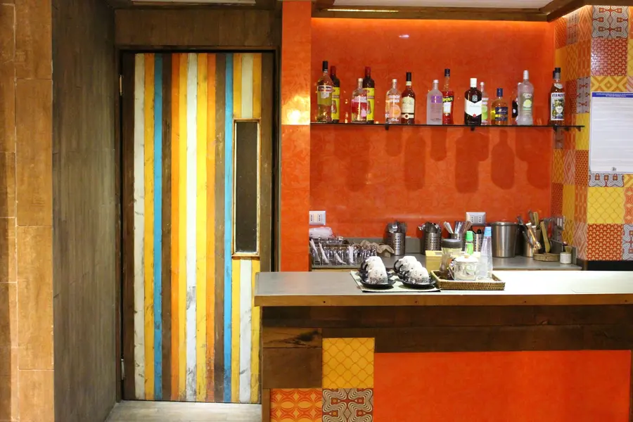 El bar, con azulejos de colores