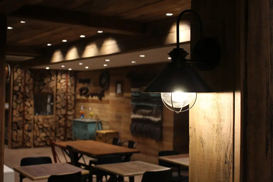 Comedor y estar, en madera nativa