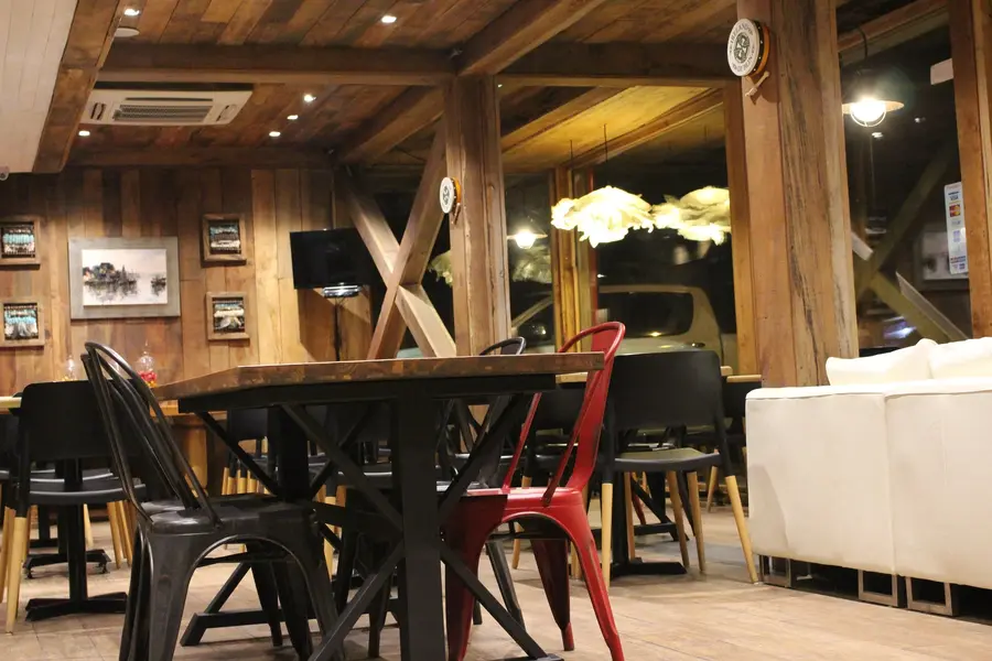 Mesas del comedor junto a los ventanales