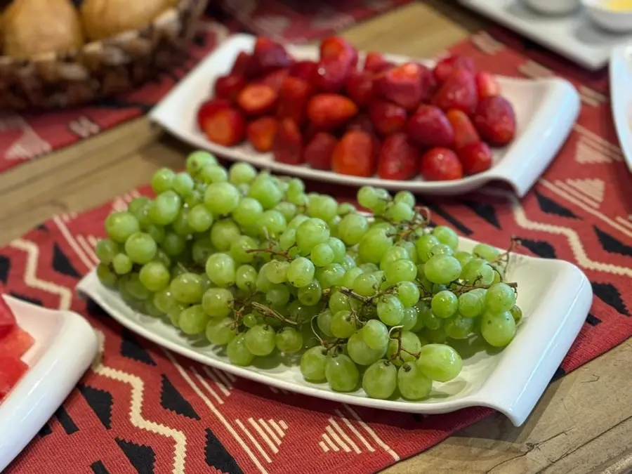 Frutillas y uvas en el desayuno