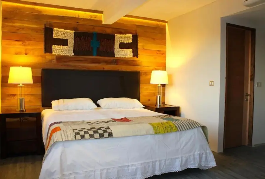 Suite con respaldo de madera