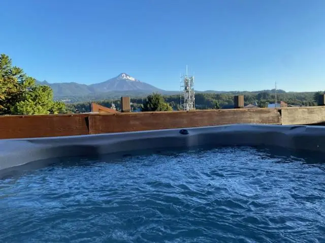 El jacuzzi de la terraza, frente al volcán Villarrica