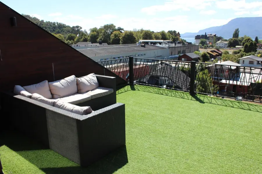 Sillones de la terraza sobre el pasto