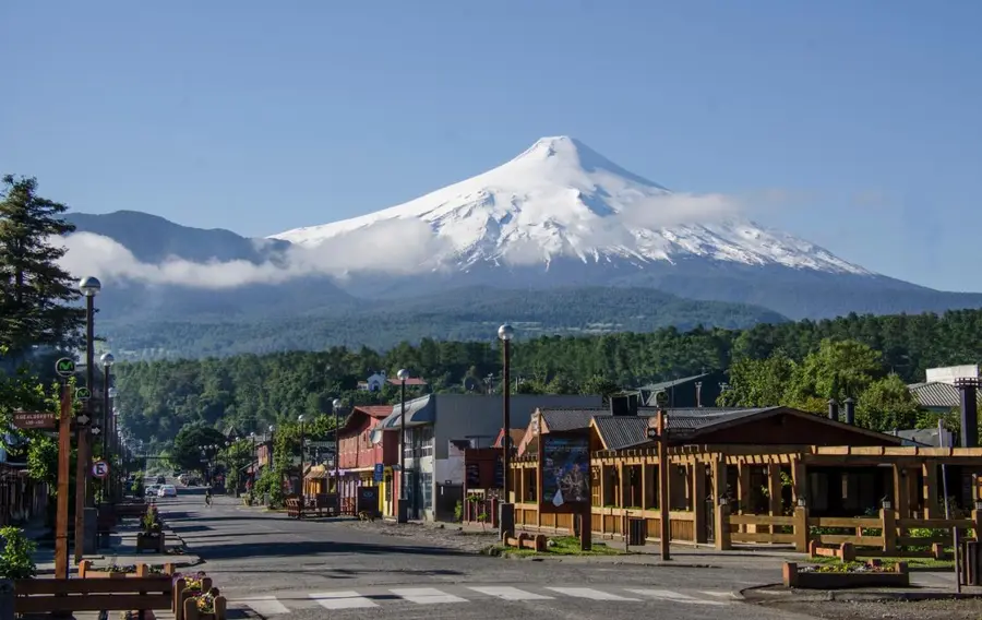 Una calle de Pucón con el volcán de fondo