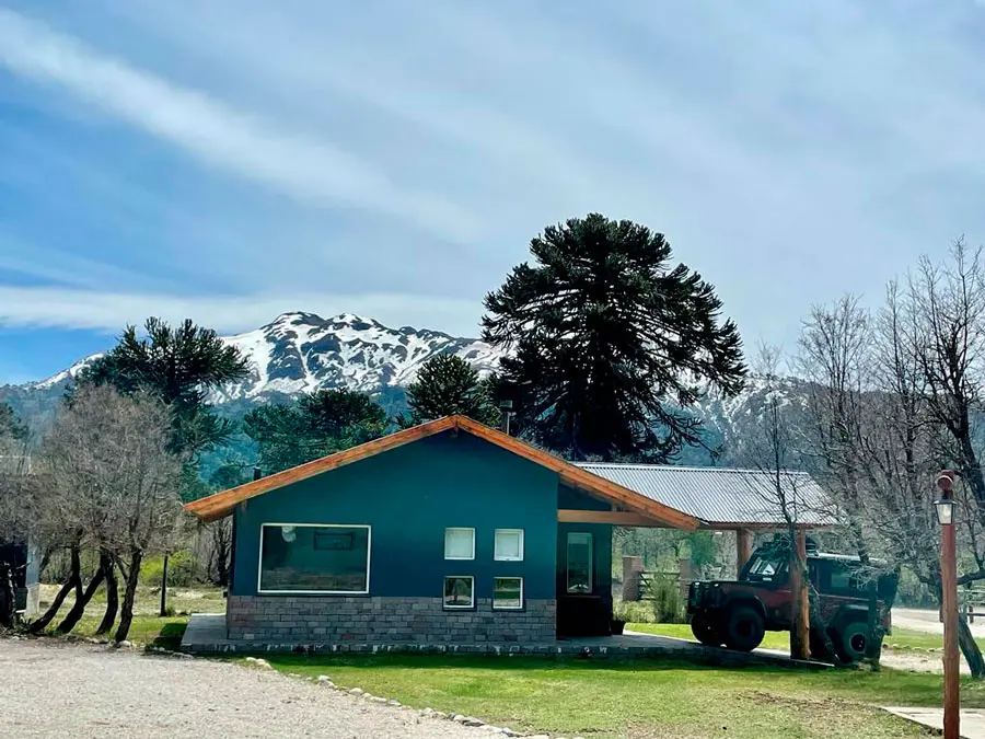 Cabaña con el cerro nevado detrás