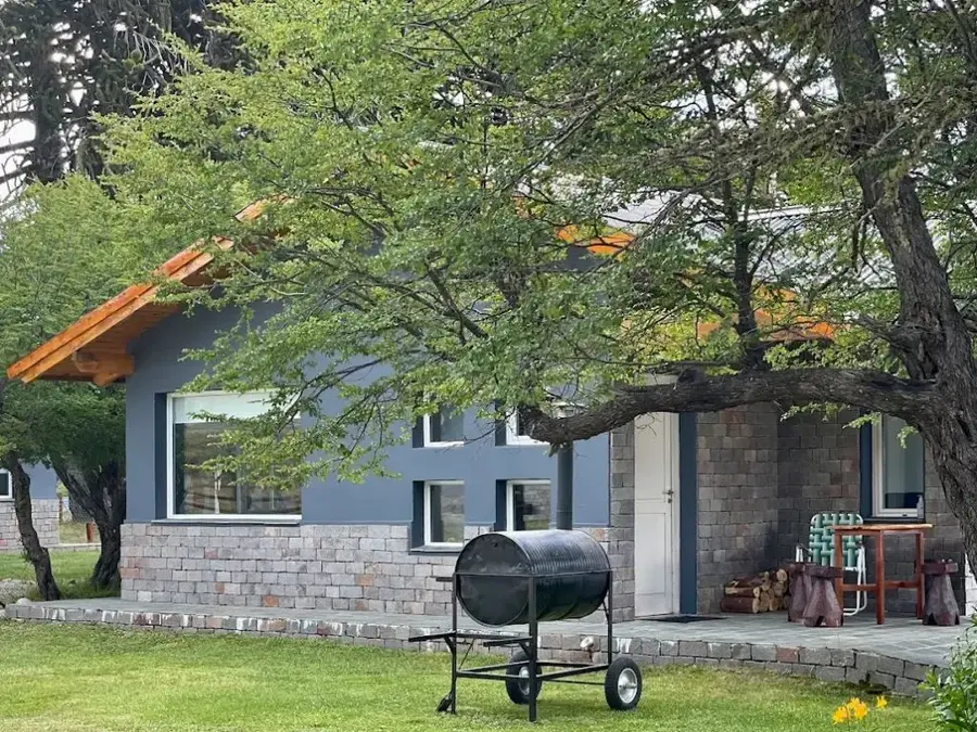 Una de las cabañas, bajo un ñire