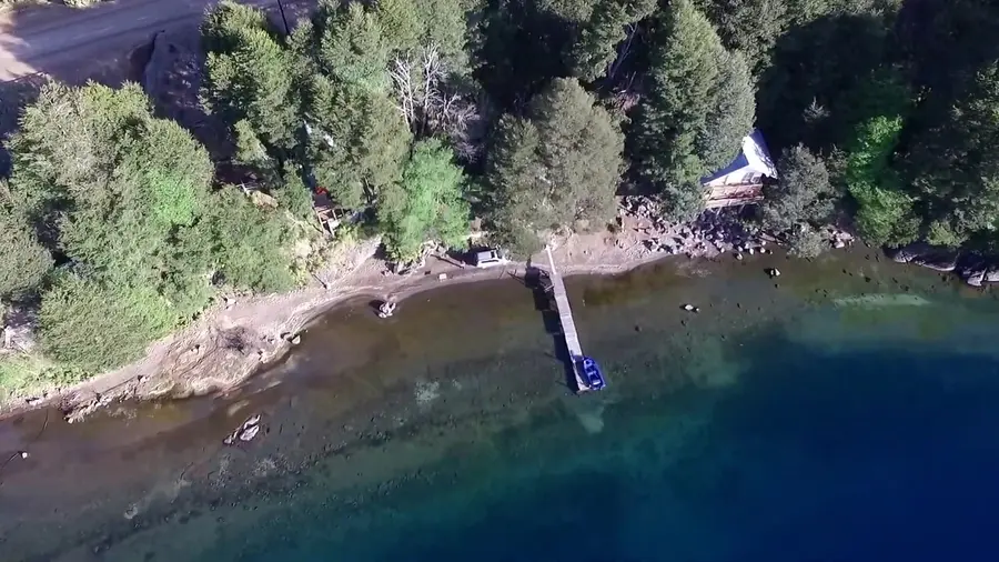 Vista aérea de un muelle sobre el agua transparente del lago