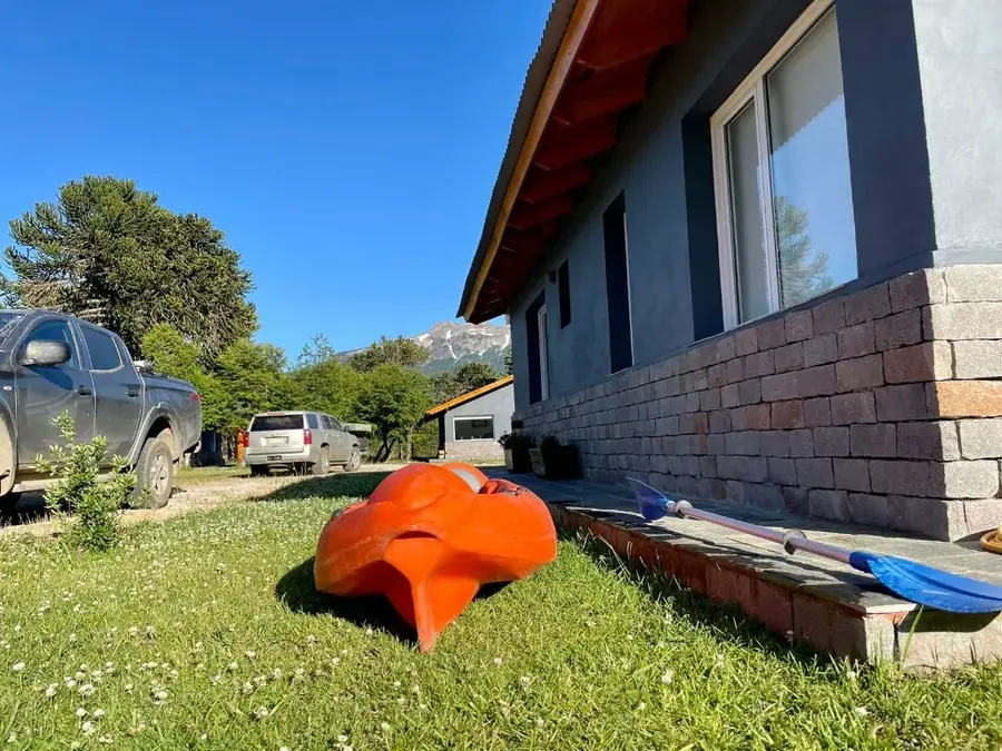 Kayak listo junto a la cabaña