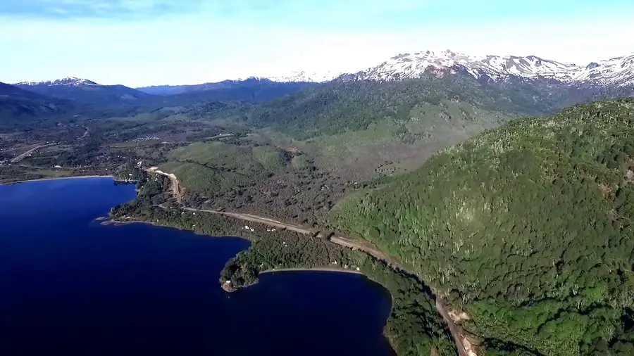 El lago Moquehue entre cerros boscosos