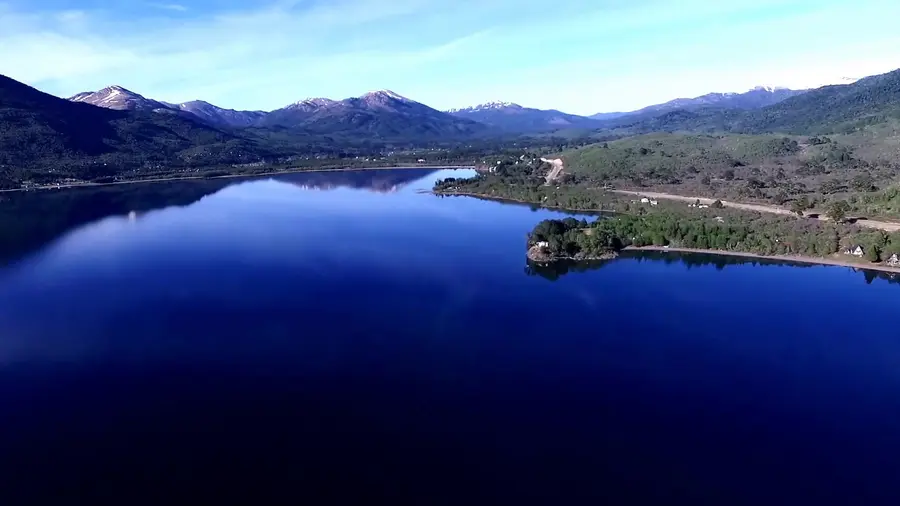 Vista aérea del lago Moquehue y la cordillera