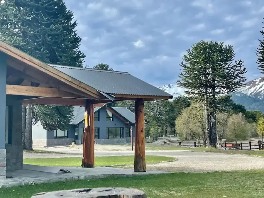 Galería cubierta, con las araucarias y la cordillera de fondo