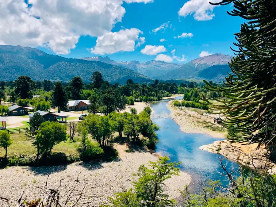 El valle del arroyo Quillahue con la cordillera de fondo