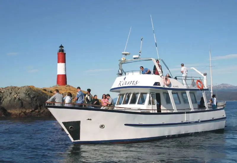 El yate Kams frente al faro Les Eclaireurs