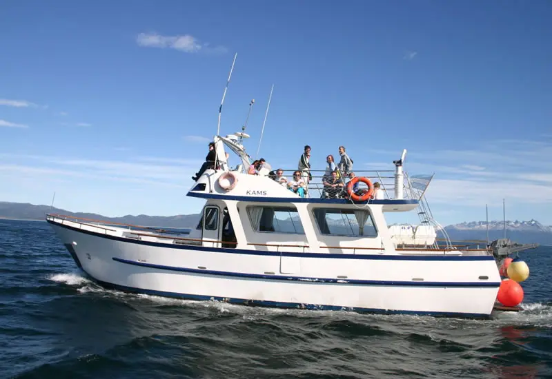 El yate Kams navegando el Canal Beagle